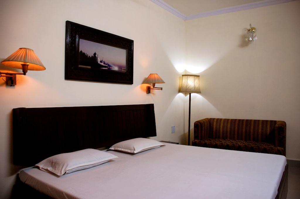 Kamal Hotel Agra  Bagian luar foto
